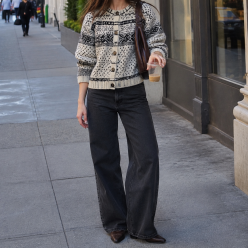 Outfit reale quotidiano con cardigan fantasia e jeans a gamba larga